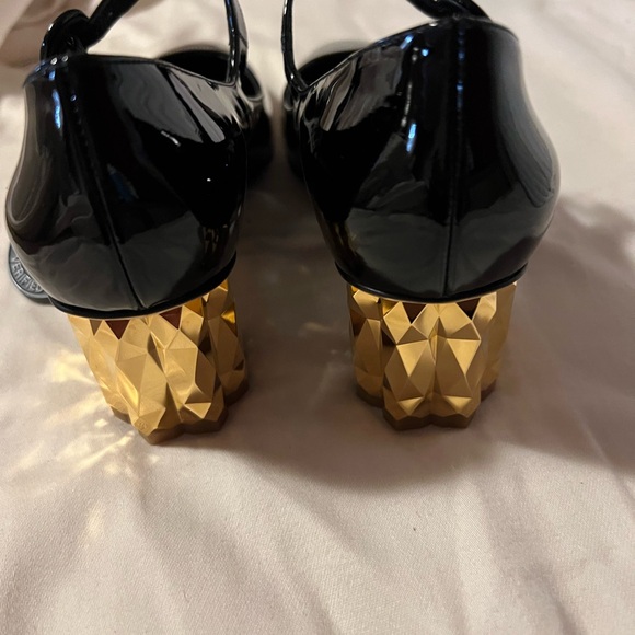 Clearing closet!Salvatore Ferragamo patent leather Mary Jane’s. 35.5d - Picture 3 of 4